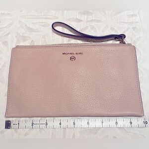 NWOT Michael Kors Light Pink Jet Set Travel Pebbled Leather Top Zip Wristlet